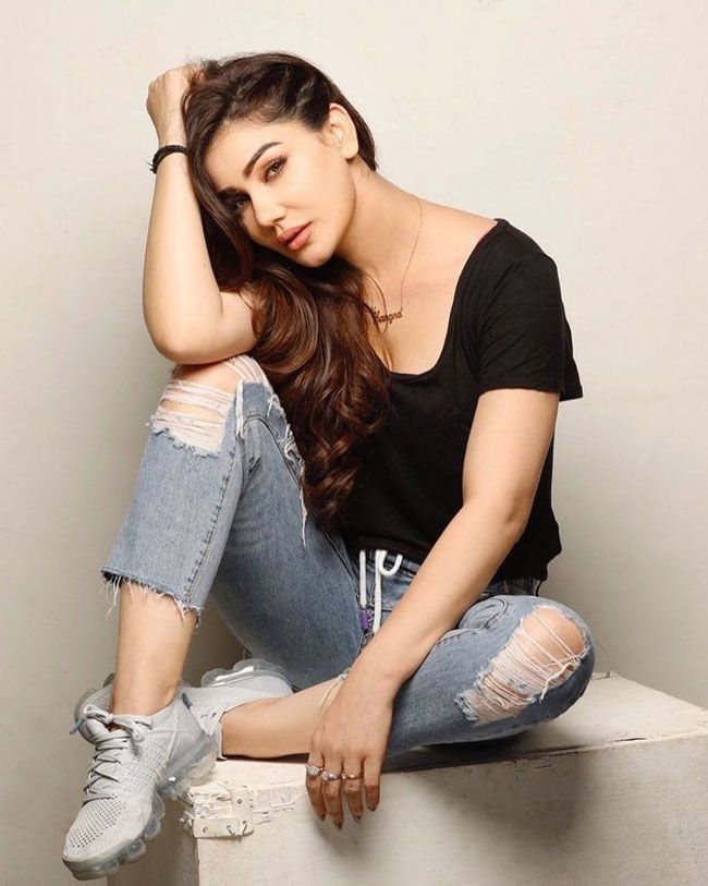 Kangna Sharma Instagram Pictures